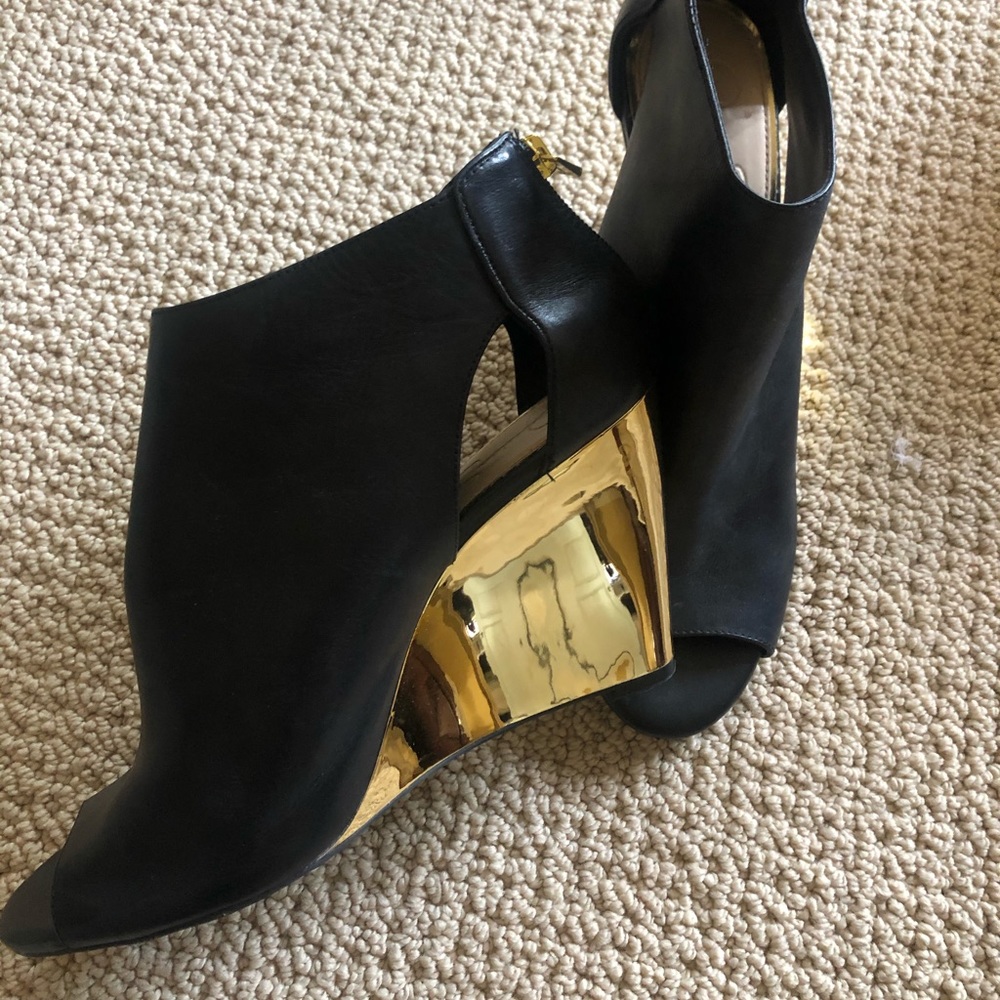 CUTE GOLD BOOTIES size 11